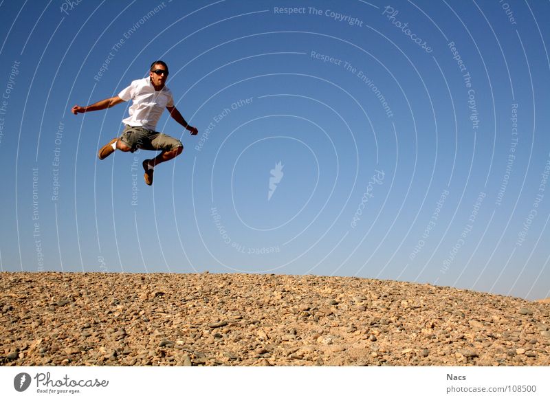 Wüstensprung springen Kraft leicht klein Schweben bewegungslos Mann hüpfen Ägypten Sonnenuntergang Einsamkeit ruhig Verlauf azurblau Kies braun gelb rund Luft