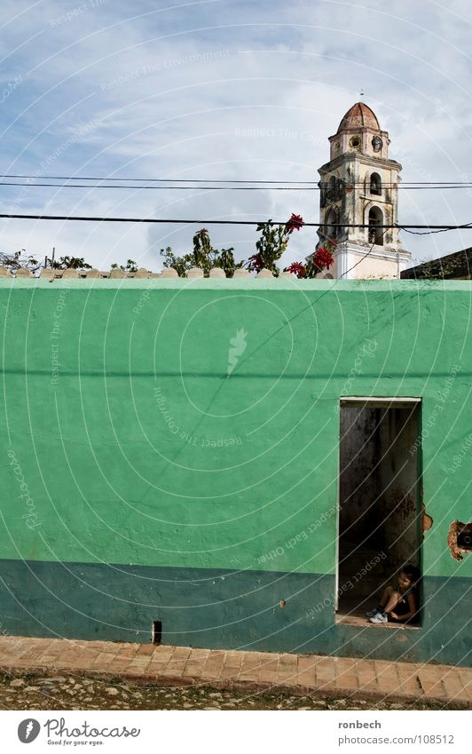 Junge am Tor Kuba grün historisch Wand klein Mauer Kind Sommer Trauer Langeweile Schwäche Trinidad Arme einfach Straße Einsamkeit Traurigkeit sitzen Tür