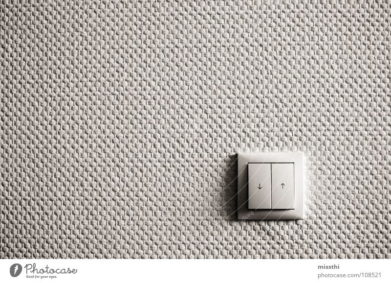 Runter oder rauf Schalter Wand Knöpfe eckig Tapete weiß grau Flur Richtung unten entgegengesetzt Gegenteil 2 drücken aktivieren Licht Lichtschalter Muster