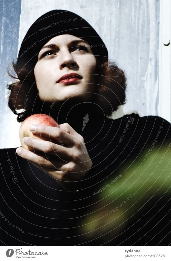 All about Eve I Herbst Jahreszeiten Frau Industriegelände schön Beautyfotografie Porträt entdecken Ernährung Symbole & Metaphern Versuch geheimnisvoll