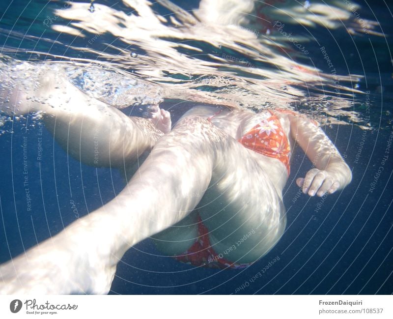 swimming Kroatien Meer Ferien & Urlaub & Reisen Frau Luft Luftblase Licht Bikini nackt Wasseroberfläche dunkel spritzig Lebensfreude Hand Reflexion & Spiegelung