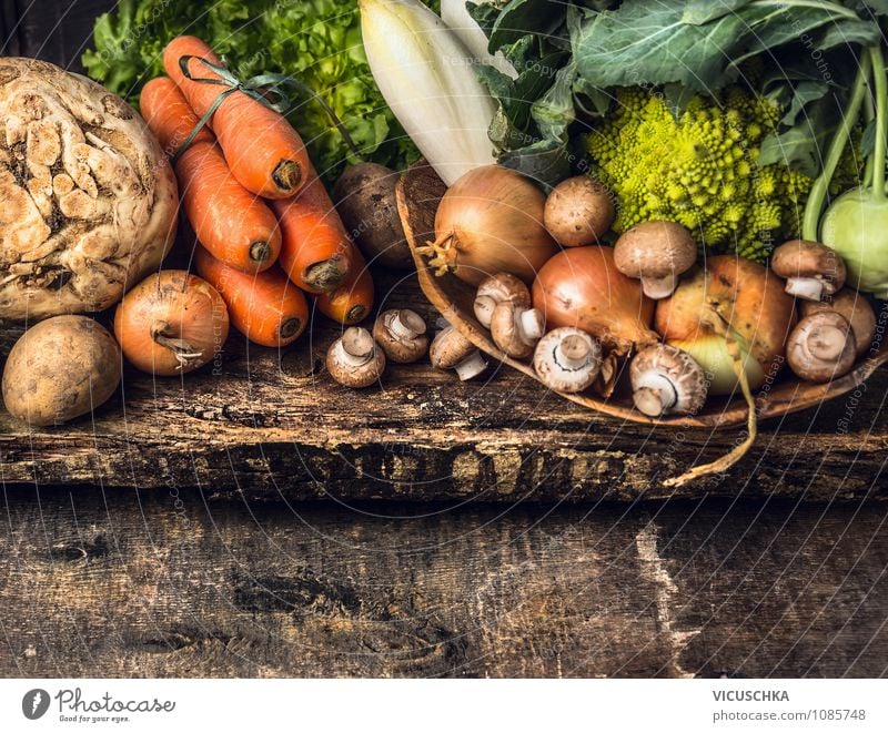 Bio Gemüse Auswahl auf altem Holztisch Lebensmittel Schalen & Schüsseln Stil Design Gesunde Ernährung Tisch Feste & Feiern Erntedankfest Natur Sommer Herbst
