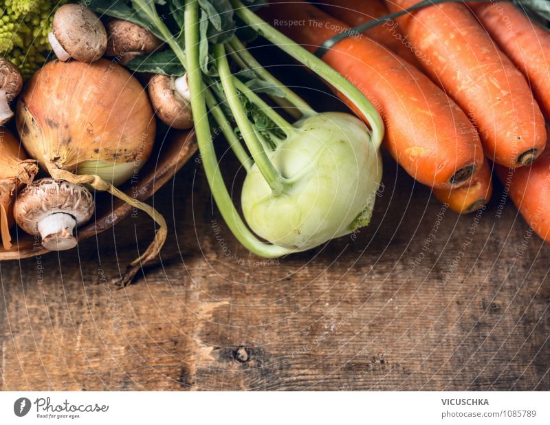 Kohlrabi und Gemüse auf Holztisch Lebensmittel Bioprodukte Vegetarische Ernährung Diät Lifestyle Stil Design Gesunde Ernährung Haus Garten Erntedankfest Sommer