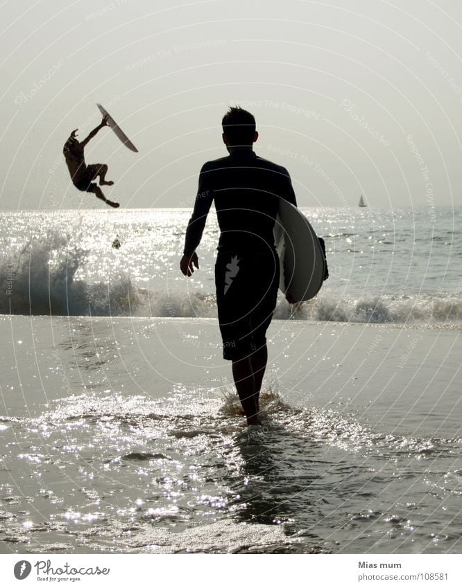Gravity Gegenlicht schwarz Strand Meer Wellen Frankreich Surfer Sommer Atlantik springen Spray Nachmittag Aktion Freizeit & Hobby Gefühle Sport Spielen Wasser