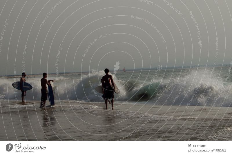 ...the right moment? Gegenlicht schwarz Strand Meer Wellen Frankreich Surfer Sommer Atlantik springen Spray Nachmittag Aktion Freizeit & Hobby Gefühle Sport