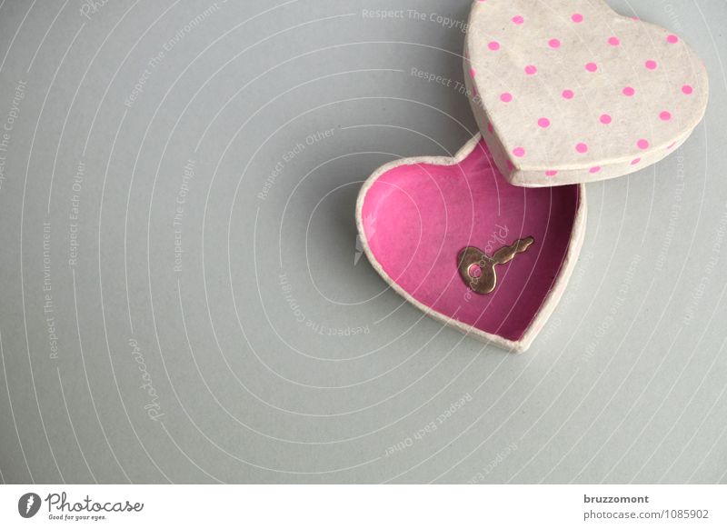 Schlüsselplattitüde Kind Verpackung Herz Schloss Liebe grau rosa Gefühle Verschwiegenheit Romantik geheimnisvoll Liebesaffäre Vertrauen Versteck Tagebuch