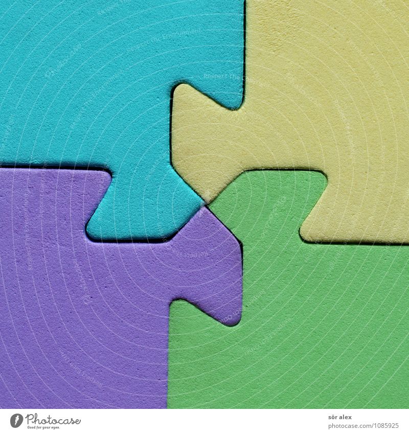 4-teilig Puzzle blau gelb grün violett Team Teamwork Zusammenhalt Moosgummi Farbfoto Innenaufnahme Menschenleer Textfreiraum links Textfreiraum rechts