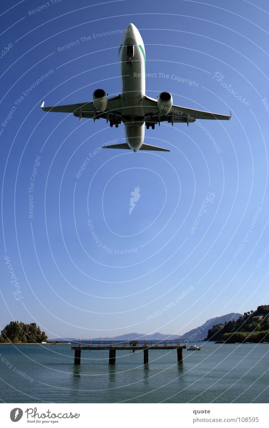 Anschnallen Flugzeug Meer nah Griechenland Pilot gefährlich Absturz drohend Schwerkraft mehrere Kraft Luftverkehr Flugzeuglandung Himmel blau