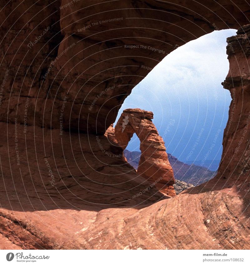 steter tropfen Arches National Park Kulisse Nationalpark Utah Abenddämmerung Delicate Arch Berge u. Gebirge USA Steinbogen außergewöhnlich beeindruckend