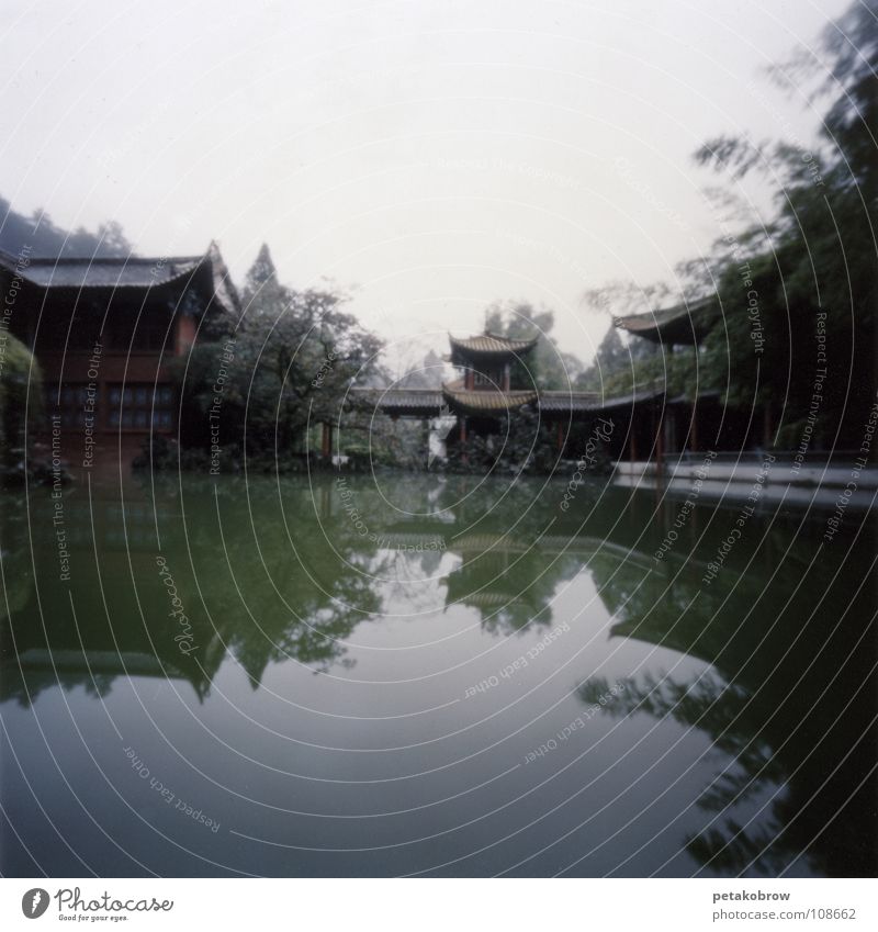 LochbildChina02 Tempel Kunming Reflexion & Spiegelung Buddhismus Architektur Lochkamera Idylle Garten