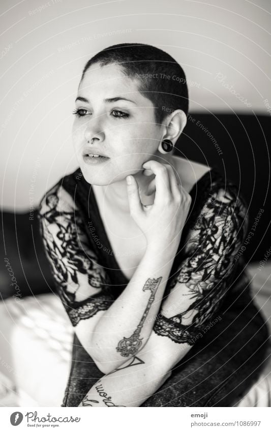 key feminin androgyn Junge Frau Jugendliche 1 Mensch 18-30 Jahre Erwachsene kurzhaarig Glatze außergewöhnlich schön einzigartig Tattoo Piercing Körperkunst