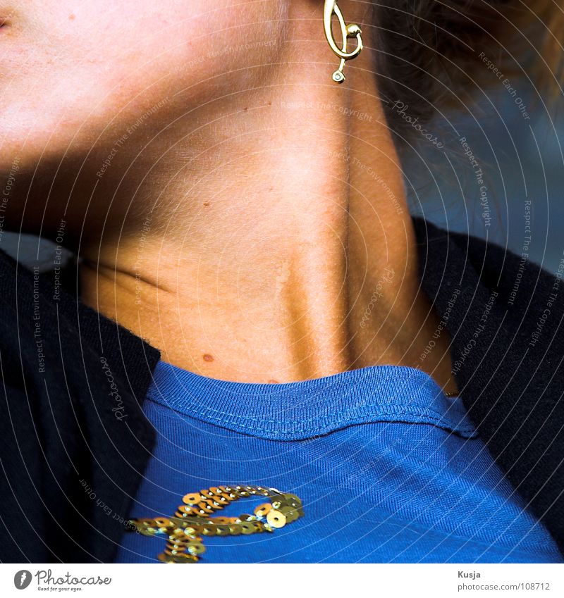 Der Träger Frau Jacke glänzend Drehung nicken schwarz Hals Kopf Haare & Frisuren Ohrringe Muskulatur kucken blau Haut