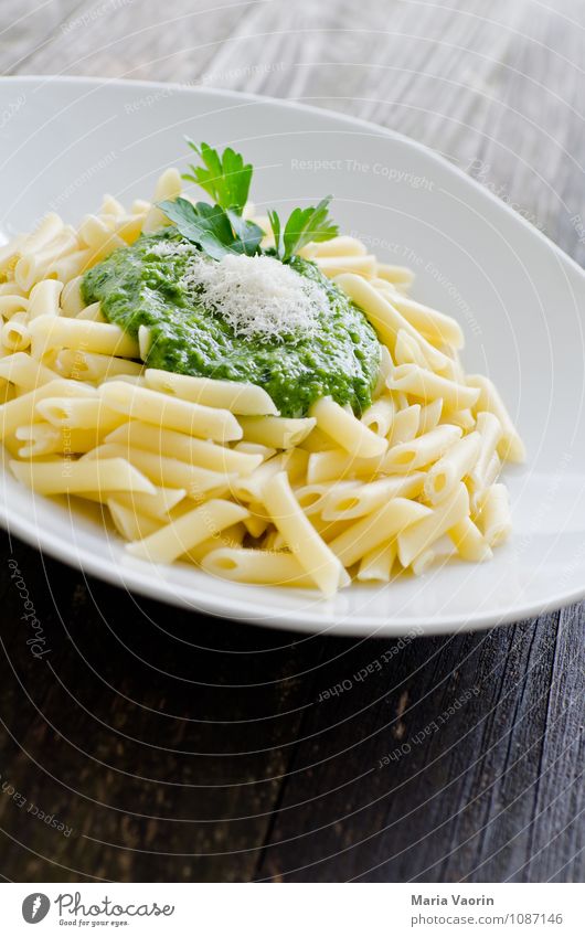 Selfmade Pesto Lebensmittel Ernährung Mittagessen Vegetarische Ernährung Teller frisch Gesundheit lecker grün Petersilie Nudeln Holztisch Küche Parmesan