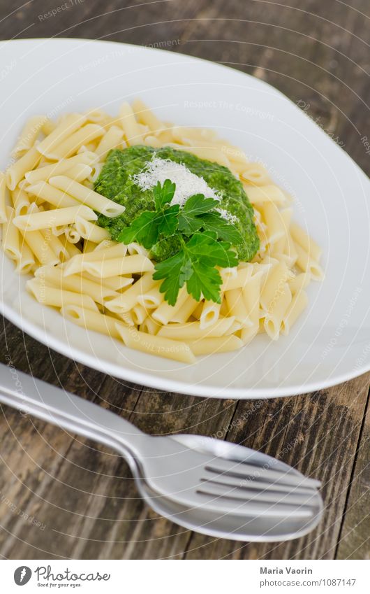 Erstmal Mittag Lebensmittel Kräuter & Gewürze Ernährung Mittagessen Vegetarische Ernährung Italienische Küche Teller Besteck Gabel Löffel frisch Gesundheit