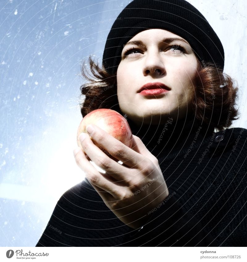 All about Eve III Herbst Jahreszeiten Frau Industriegelände schön Beautyfotografie Porträt entdecken Ernährung Symbole & Metaphern Versuch geheimnisvoll