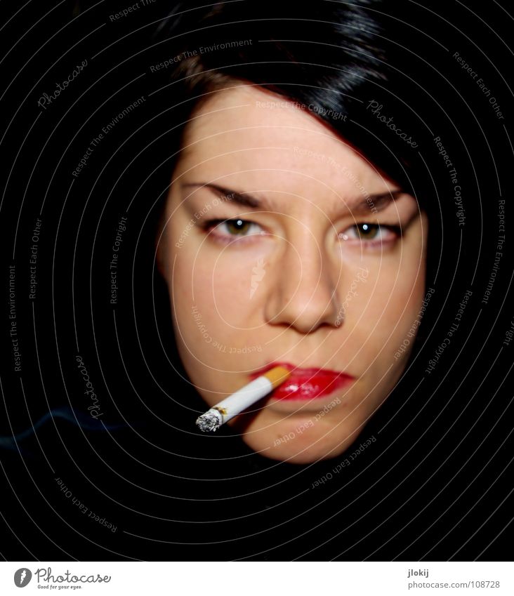 3800 chemische Verbindungen Zigarette Frau rot Lippen schwarz dunkel inhalieren Schminke Asymmetrie Nikotin Porträt Rauch Tabak Tabakwaren Augenbraue Unschärfe
