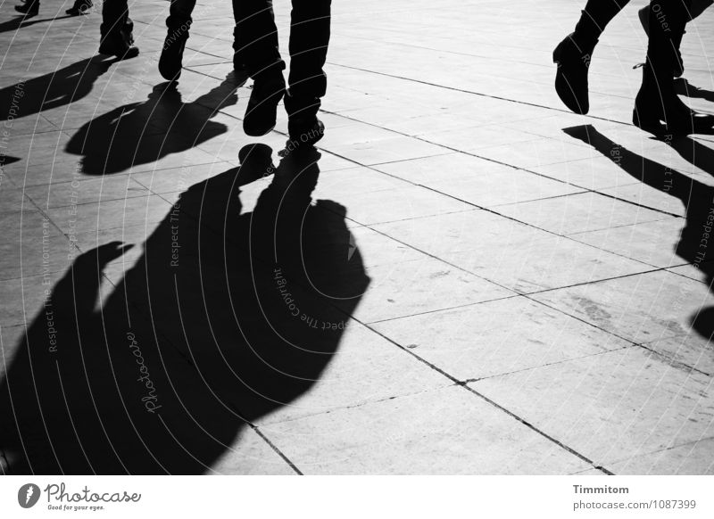 Beinde und Schatten auf Platz in Italien Ferien & Urlaub & Reisen Tourismus Mensch Rom Schuhe Stein gehen ästhetisch dunkel einfach grau schwarz Gefühle