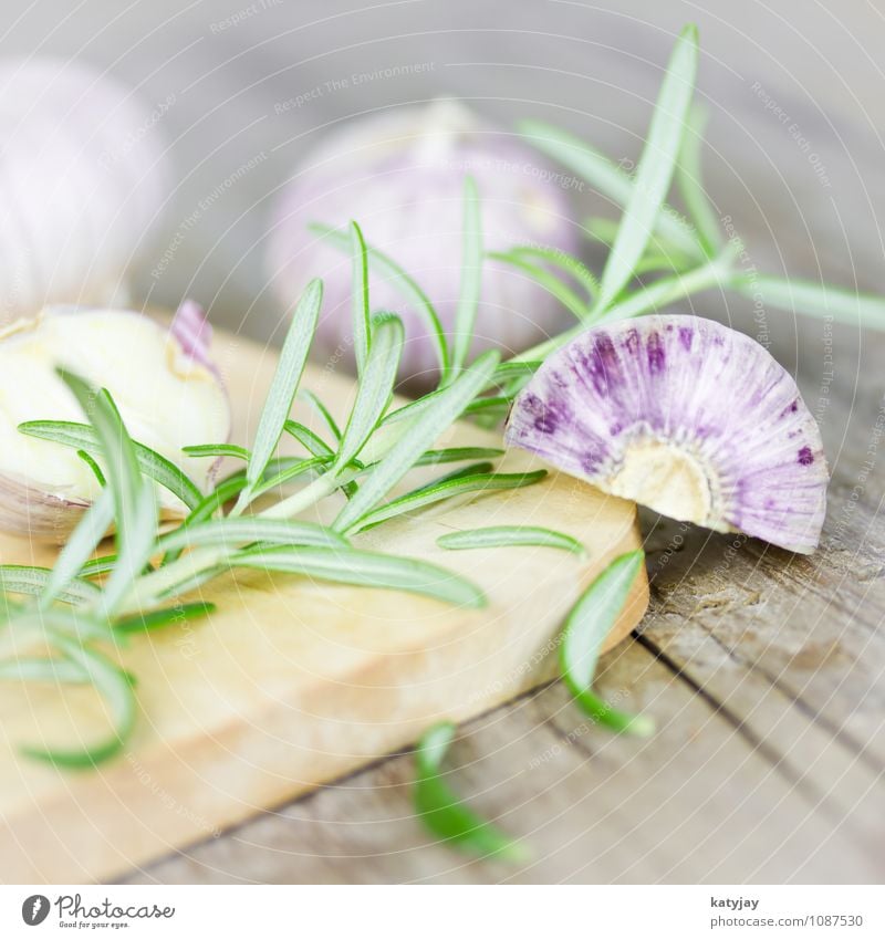 Knoblauch und Rosmarin Knoblauchzehe aromatisch Küchenkräuter frisch Kräuter & Gewürze Pfeffer nah violett Zehen Zutaten Holz Tisch Holzbrett Schneidebrett