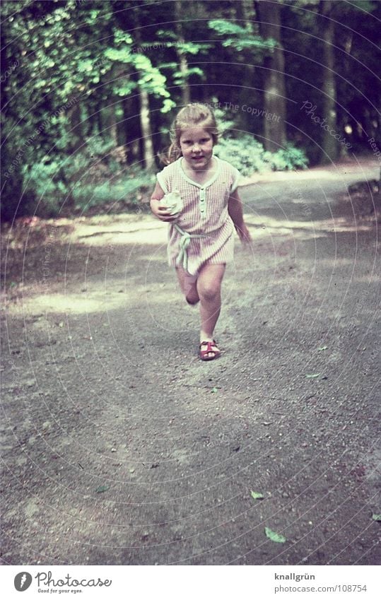 Glückliche Kindheit Wald Sommer Mädchen Freude rennen laufen Bewegung Wege & Pfade Bonbontüte