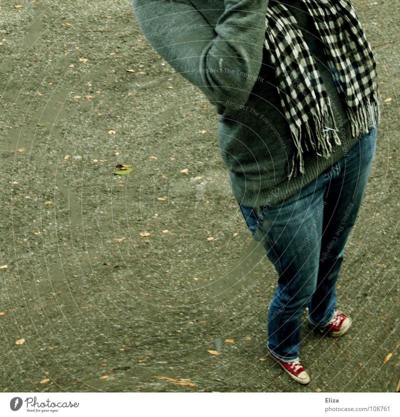 Street Posing Spiegel Asphalt Chucks Schuhe Macht Schal Jugendliche grau grün kariert rund Reflexion & Spiegelung Körperhaltung Verzerrung Straße Mensch