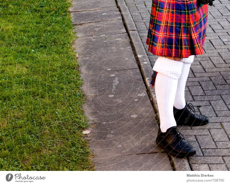 SCHOTTE Schottland Kilt Strümpfe Schuhe Lederschuhe schwarz Lackschuhe grün Wiese Grünfläche kariert luftig Schmuck geschmückt Freude lustig Highlander Angeben
