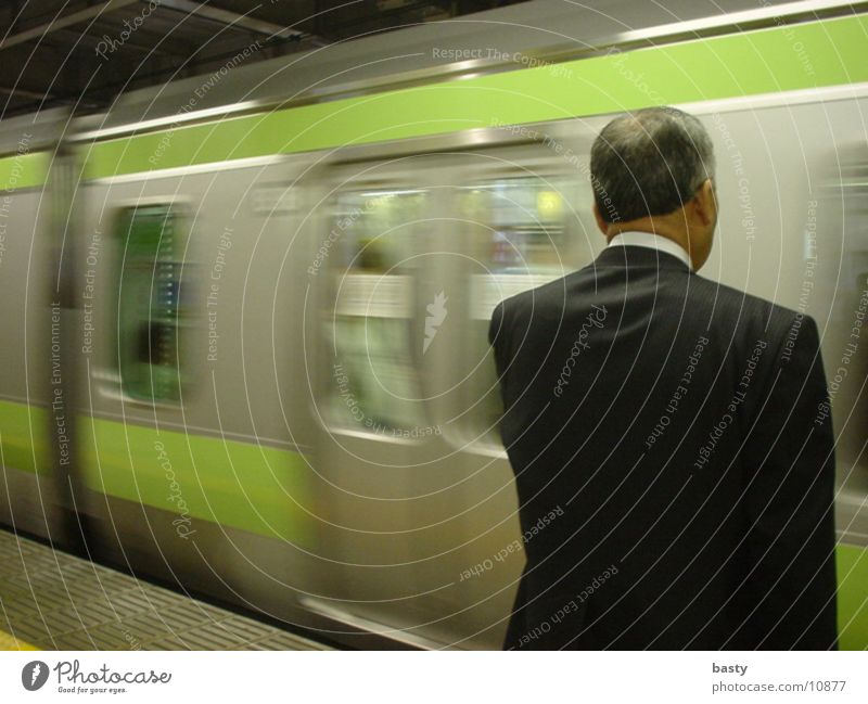 japaner vor u-bahn Japan U-Bahn Mann Mensch