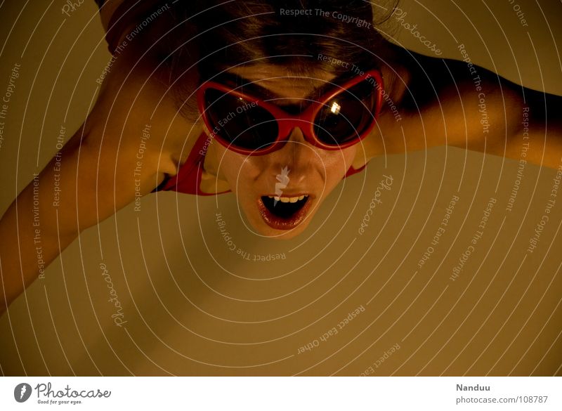 Überraschung von oben Klettern Bergsteigen Mensch Frau Erwachsene Wärme Sonnenbrille Spinne fliegen gut Wut rot Macht Mut gefährlich Ärger abseilen Überfall