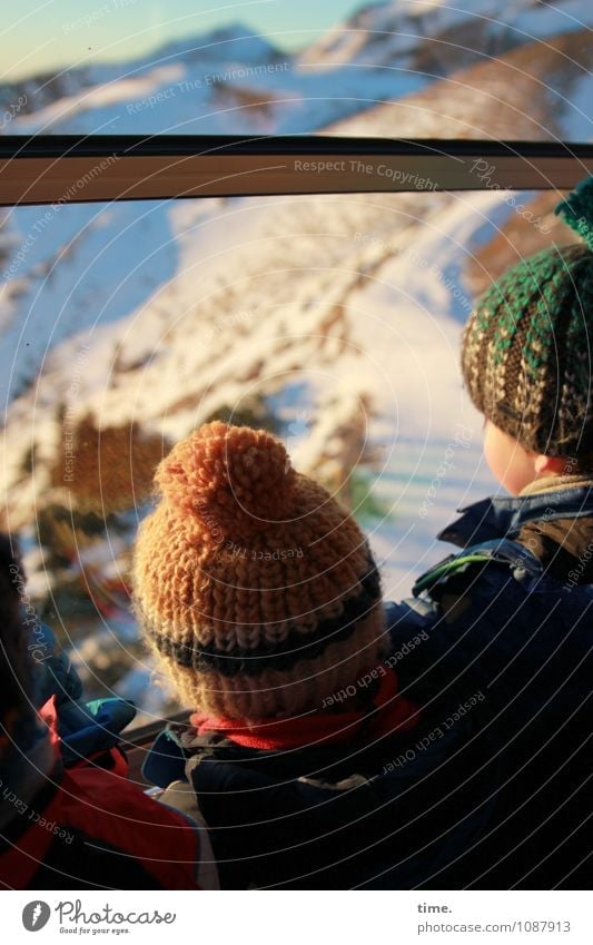 Bommelexpress Junge 3 Mensch Winter Schönes Wetter Schnee Berge u. Gebirge Schneebedeckte Gipfel Fenster Seilbahn Mütze Wollmütze beobachten Blick stehen