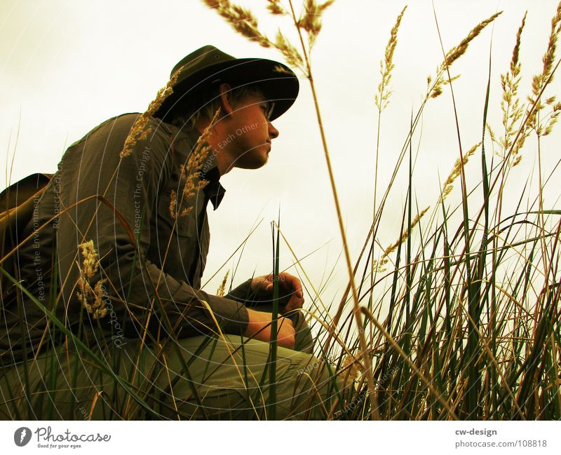 [SAFARI] - NA HIER! Safari Afrika Gras Grasbüschel Schilfrohr Ranger dunkel Wolken Steppe hocken Obdachlose Horizont Mann maskulin Außenaufnahme Abenteuer Feld