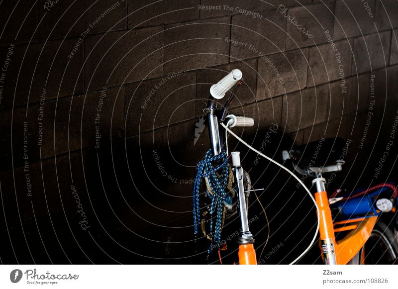 dumm rumstehen geschmückt Fahrrad retro Klapprad Wand Muster glänzend dunkel grell Verkehrsmittel Schmuck hängen verschönern Dinge Fahrradlenker alt
