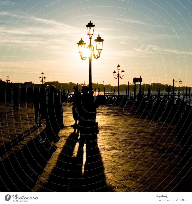 Lichtblick Sonnenaufgang Venedig Italien gelb Laterne Lampe Stimmung Menschengruppe Hafen Verkehrswege Kontrast blau Himmel Küste Erholung frei