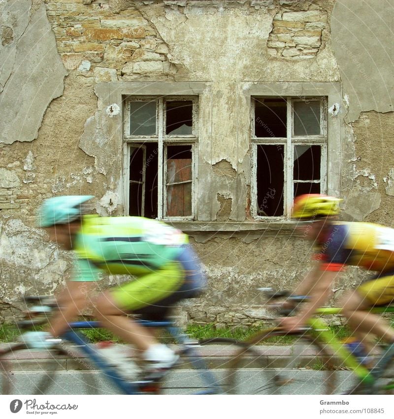 Nächste Runde Wertung Radrennen Trikot Helm Fahrrad Fenster Haus Ruine Geschwindigkeit Doping Fitness Kriterium Osterweddingen Radhose heiße Reifen alt Sport
