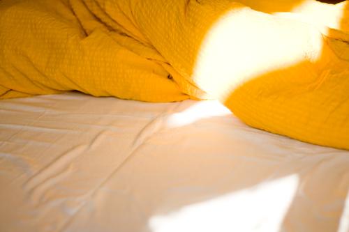 Bett Bettwäsche Bettdecke Decke Bettlaken Kissen Licht Schlafzimmer aufstehen Morgen Sonnenaufgang Federbett Daunen Wärme gemütlich Menschenleer Schlafplatz