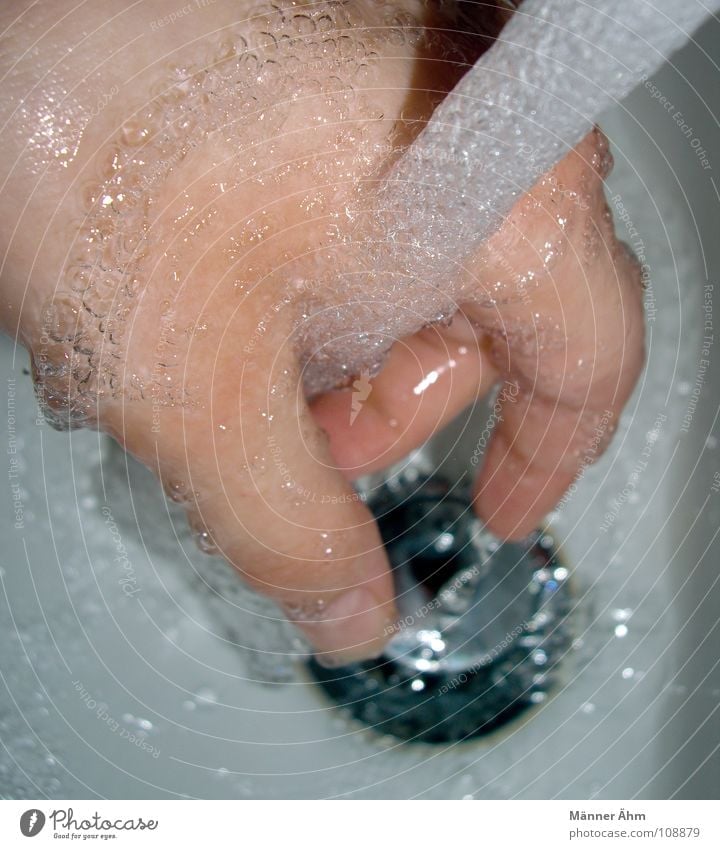 Arsch mit Hand abgewischt. Anschließende Reinigung. Bad Waschbecken Abfluss Reinigen Blubbern Bewegung frisch weiß Kalk Hände waschen Schifffahrt Wasser Waschen