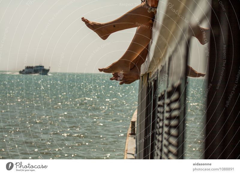Urlaub :) Mensch Leben Beine Fuß 3 Landschaft Wasser Sommer Meer Erholung hängen Ferien & Urlaub & Reisen Schifffahrt Reisefotografie Farbfoto Tag Sonnenlicht
