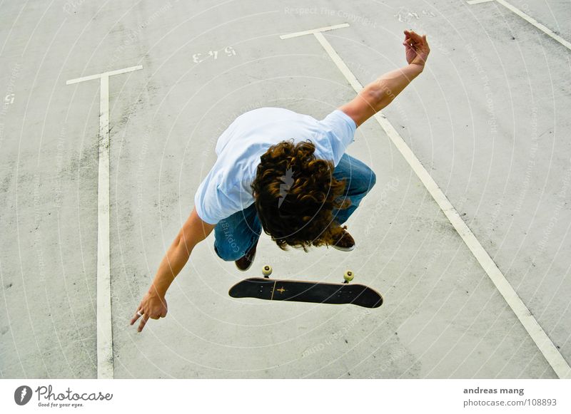 Fakie Flip with Style Kickflip Skateboarding Stil Mann Athlet Sport fahren springen genießen Parkplatz parken extrem Extremsport Parkdeck Junge athletic