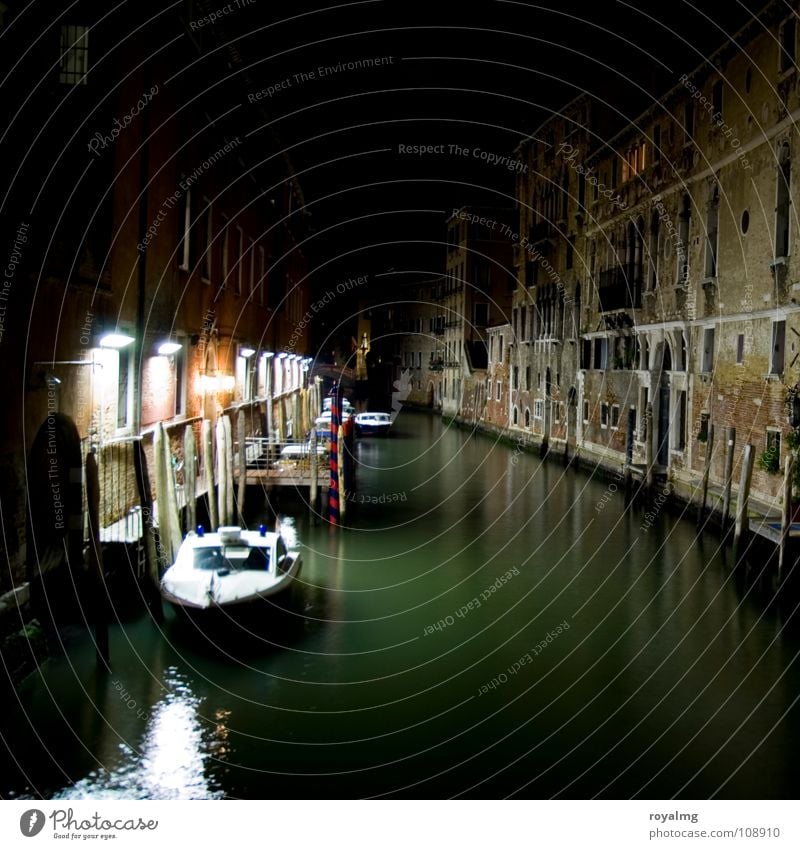 Tod in Venedig Italien Wasserfahrzeug grün schwarz weiß Licht dunkel Nacht Steg Laterne Haus verfallen Reflexion & Spiegelung Einsamkeit ruhig