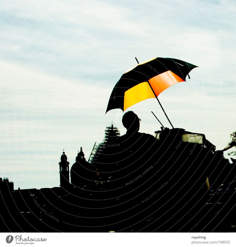 Schirmherr rot gelb schwarz mehrfarbig Italien Venedig Markusplatz ruhig Gelassenheit Sommer blau Regenschirm Kontrast stehen Buden u. Stände Erholung Händler