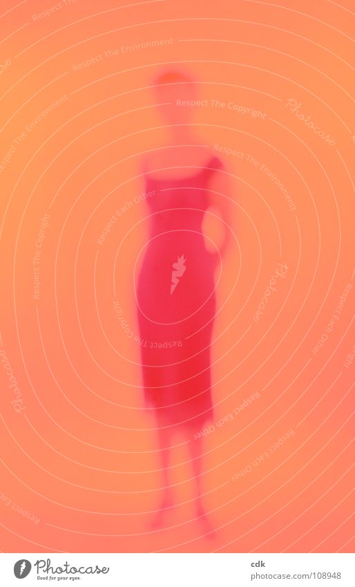 Sie | feminin, jung, schön | retro. Frau Kleid Aussehen Taille einfach sommerlich Silhouette Körperhaltung Körpersprache stehen Licht Unschärfe rot Experiment