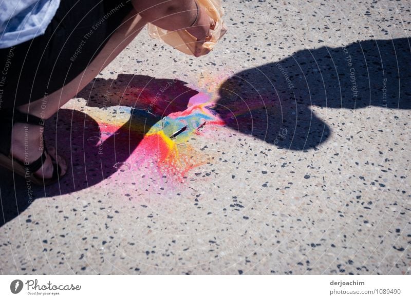 Hingefallene Farbflasche wird von der Mutter aufgehoben. Kind als Schatten . Freude Leben Ausflug Sommer bücken feminin Beine Stadtrand Queensland Australien