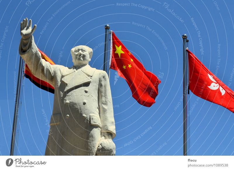 Vorsitzender Mao Zedong mit chinesischer Flagge Hand Himmel Fahne historisch blau rot Politik & Staat China Chinesisch Kommunismus Kommunist berühmt Führer