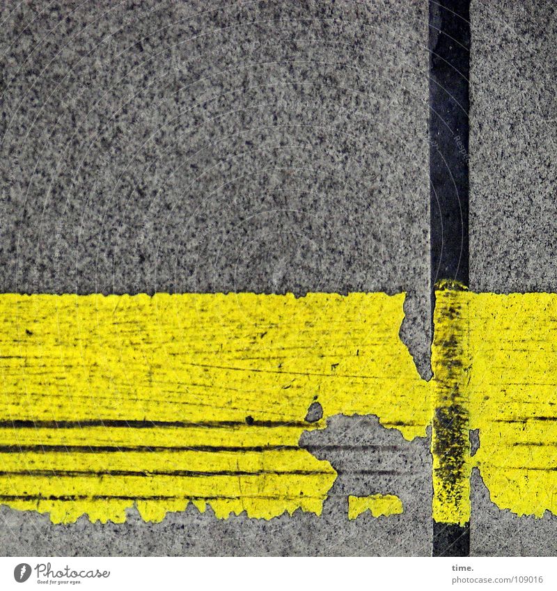 Ordnung ist das halbe Leben ... [I] Farbfoto Außenaufnahme Dekoration & Verzierung Dienstleistungsgewerbe Verkehr Verkehrswege Bahnsteig Beton kaputt gelb grau