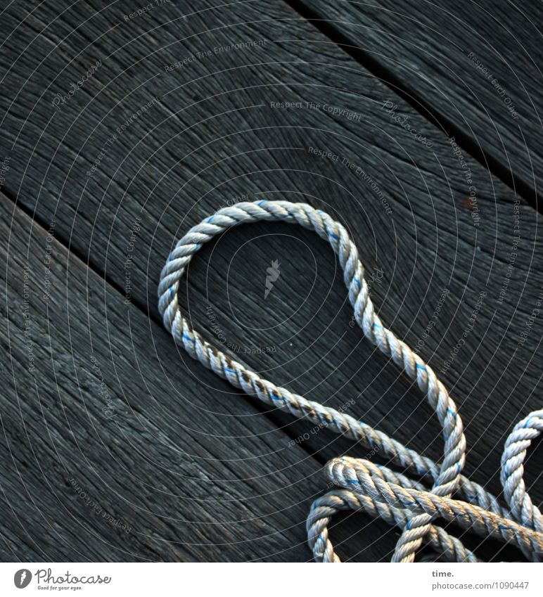 Risiko | Stolperfalle Schifffahrt Seil Anlegestelle Maserung Holz Linie liegen dunkel Zusammensein kalt maritim sportlich trashig Gelassenheit Ausdauer Unlust