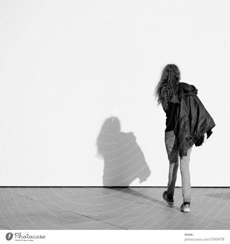 Schattenspenderin feminin 1 Mensch Mauer Wand Hose Jacke brünett langhaarig gehen einzigartig gewissenhaft Gelassenheit Bewegung Endzeitstimmung entdecken