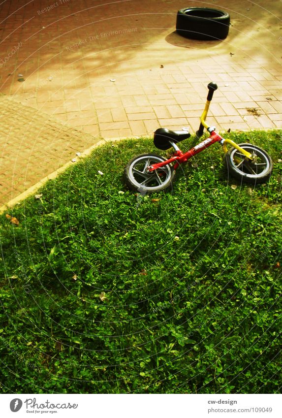 fahrerflucht Kinderfahrrad Gras Rasen Außenaufnahme Wegrand Menschenleer liegen vergessen
