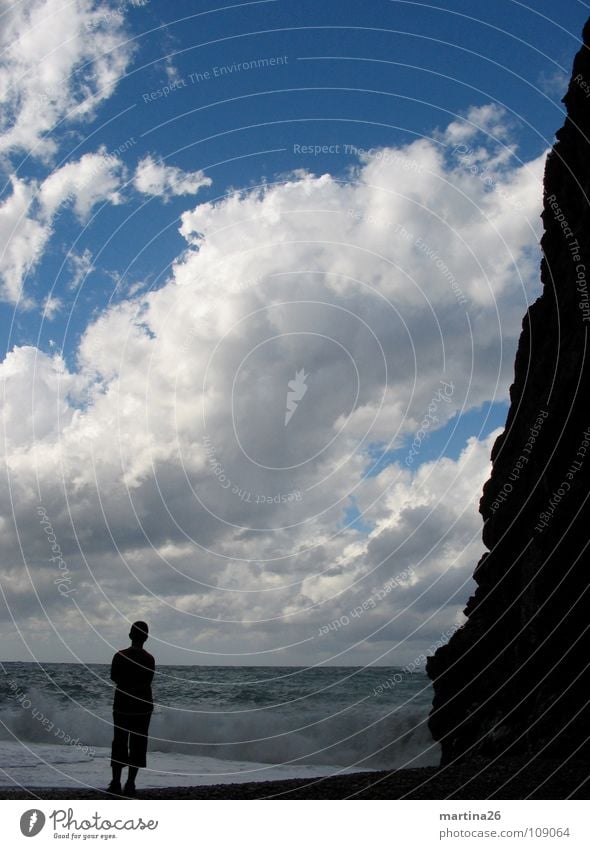 Der junge Mann und das Meer Einsamkeit Sehnsucht Horizont Wolken Wellen Wegsehen Naturphänomene beeindruckend Denken Romantik Torrent de Pareis See Himmel