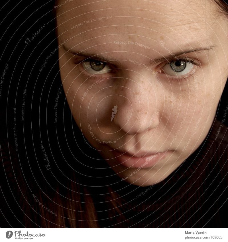 "Ja, ja, schon klar" skeptisch erstaunt ratlos Denken Skeptizismus Selbstportrait Frau Augenbraue Jugendliche raten Zweifel zweifeln Misstrauen Agnostiker