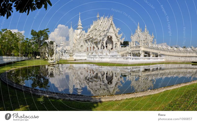 Schöner kunstvoller weißer thailändischer Tempel, der sich im Wasser widerspiegelt. Reichtum Ferien & Urlaub & Reisen Ausflug Dekoration & Verzierung Kunst