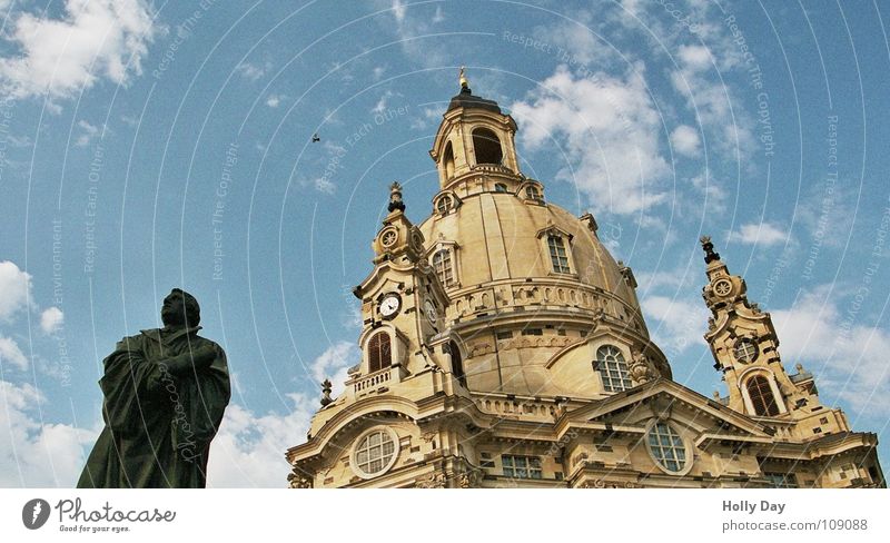 Luther und die Frauen... Dresden Martin Luther Statue Denkmal schwarz Wolken Froschperspektive Bauwerk Gotteshäuser Himmel Frauenkirche Religion & Glaube blau