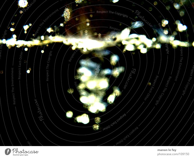 Blubber! Reflexion & Spiegelung schwarz Luftblase Wassertropfen Kunst obskur Gemälde geschmackvoll Regen weiß Nacht Wellengang nass Leidenschaft Wasserwirbel